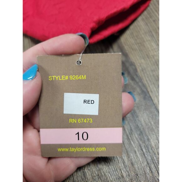 Taylor NWT Solid Red Pattern Dress 3/4 Sleeves Fitted Size 10 - Picture 3 of 6